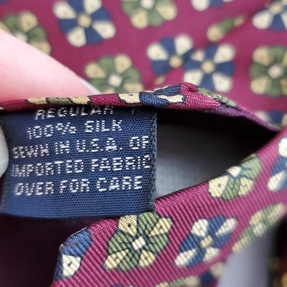 LANDS' END SILK TIE BURGUNDY WITH MEDALLIONS 3.75" - Picture 3 of 5